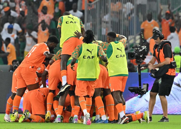 شاهد جمهور كوت ديفوار يرفع علم فلسطين