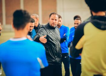 محمد عودة بوجه لاعبي المقاولون