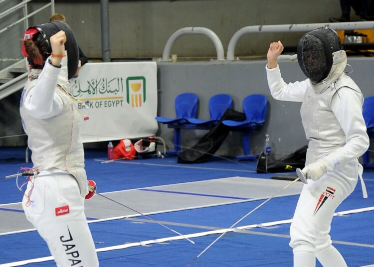 سارة حسني وملك حمزة تتأهلان للأدوار الإقصائية بكأس العالم لسلاح الشيش بالقاهرة