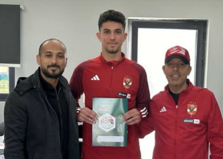 أحمد عابدين يوقع عقدًا مع الأهلي