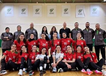 مجلس سبورتنج يستقبل طائرة السيدات بباقات الورود