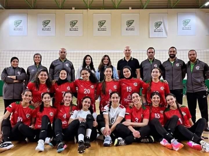 مجلس سبورتنج يستقبل طائرة السيدات بباقات الورود