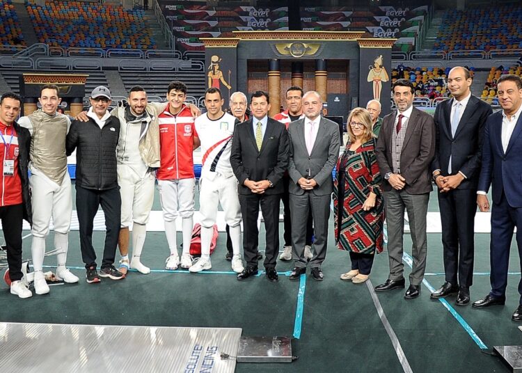 وزير الرياضة يؤازر منتخب مصر في بطولة كأس العالم لسلاح الشيش