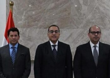 آية مدني تحمل الشعلة الأولمبية في باريس