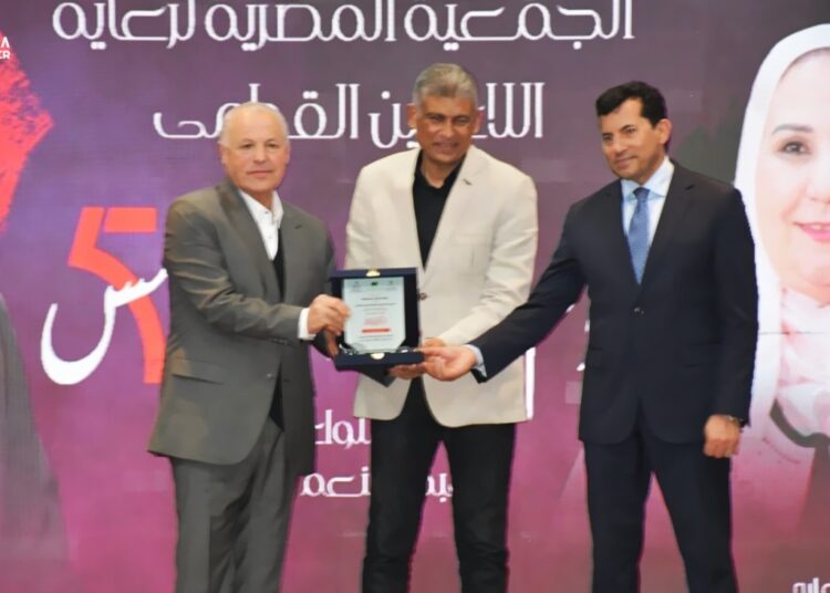 وزير الرياضة المصري يكرم صابر عيد