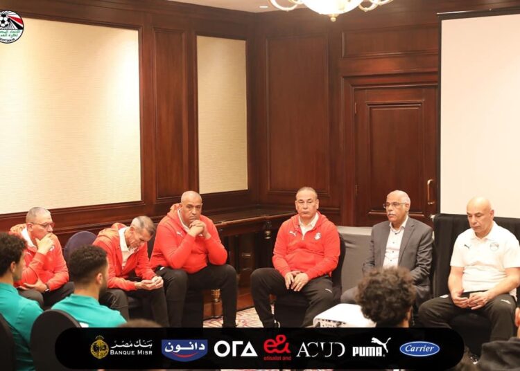 حسام حسن يجتمع بلاعبي منتخب مصر