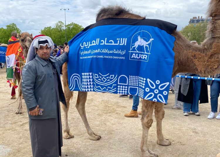 مشاركة ناجحة للاتحاد العربي لسباقات الهجن بمسيرة الإبل في باريس