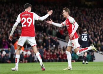 آرسنال يكتفي بهدفين في شباك لوتون تاون