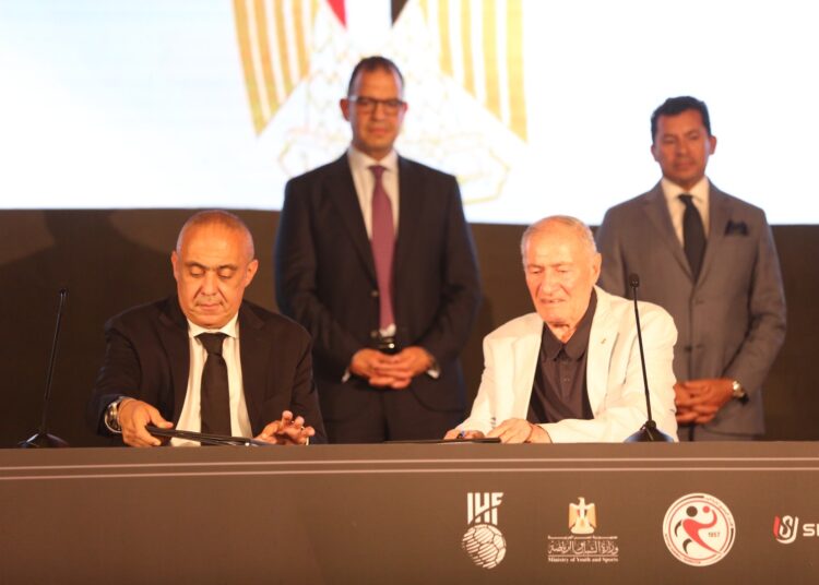 مصر تواصل رعايتها للأحداث العالمية وتوقع عقد إستضافة سوبر جلوب كرة اليد