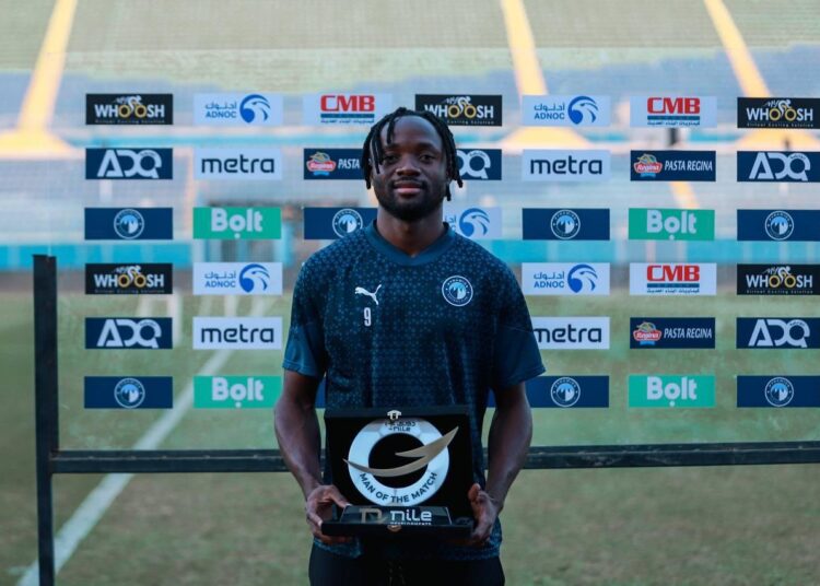 الكونغولي فيستون ماييلي تسلم الجائزة