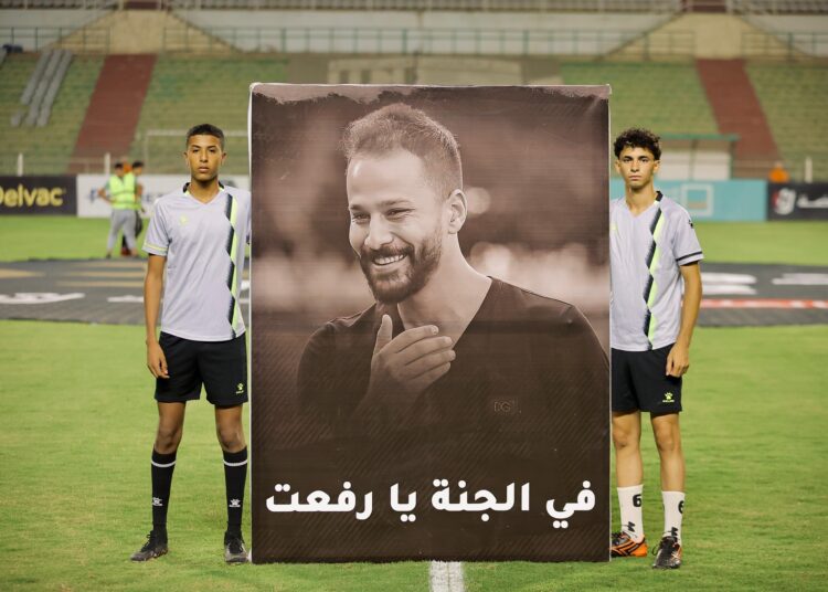 لاعبو المقاولون يضعون لافتة لـ أحمد رفعت