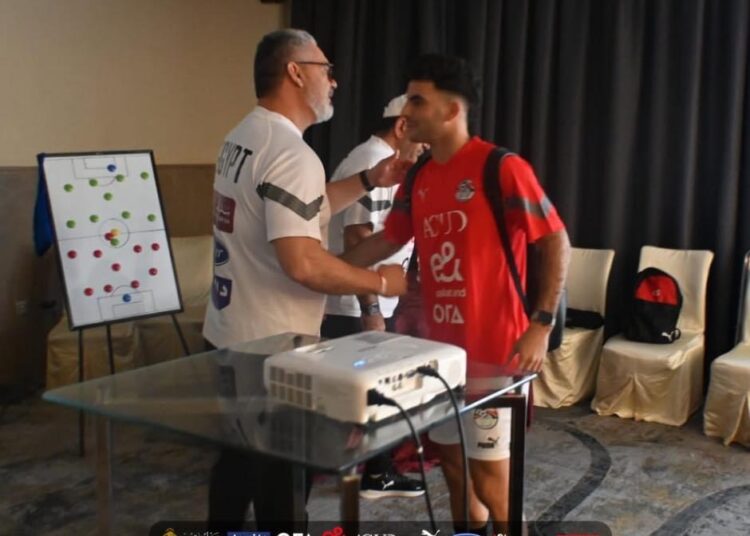 ميكالي يرحب بـ زيزو فى معسكر المنتخب الأوليمبي