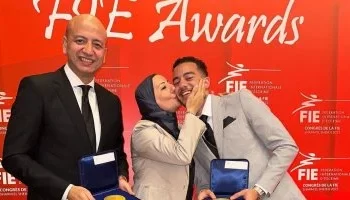 محمد السيد صاحب برونزية باريس.. الأب المدير الفني لمنتخب مصر والأم عضو مجلس إدارة اتحاد السلاح – صور