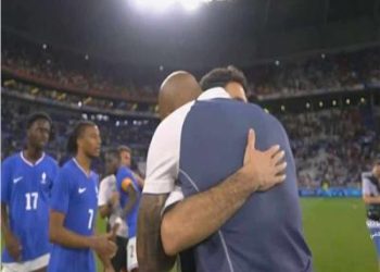 باريس 2024| تحية خاصة من تيري هنري لـ زيزو بعد مباراة مصر وفرنسا