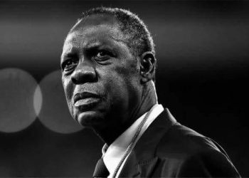 كاف يعلن وفاة عيسى حياتو.. ويطلب “تنكيس الأعلام” حدادا عليه