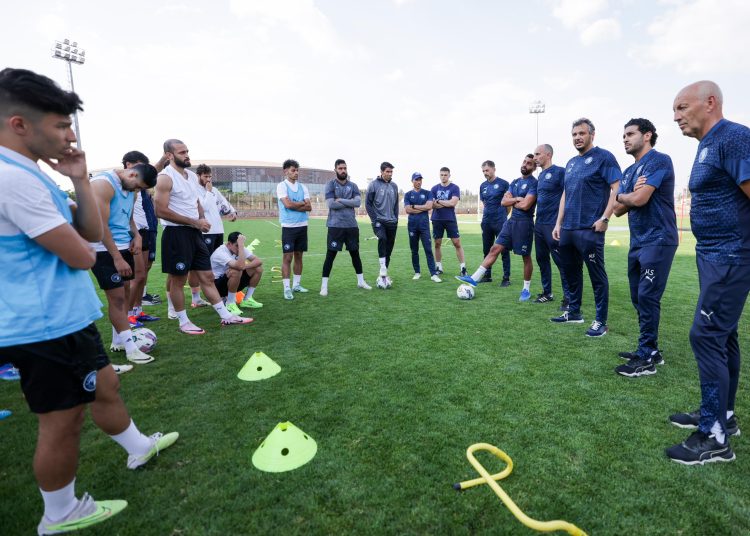 ممدوح عيد يجتمع بلاعبي بيراميدز في رواندا