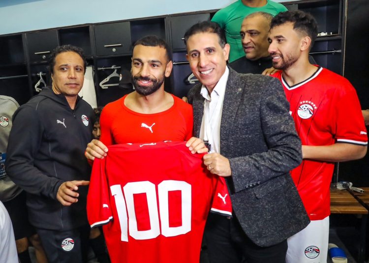 منتخب مصر يحتفل بوصول محمد صلاح للمباراة رقم 100 – صور