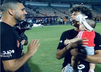 شاهد.. ابنة إمام عاشور بقميص النادي الأهلي في احتفالات التتويج بالدوري