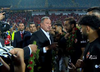 الخطيب يطوّق لاعبي الأهلي بالورود في ليلة التتويج بالدوري
