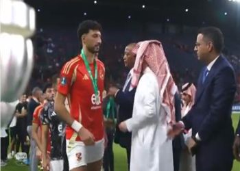 شاهد لاعبو الأهلي يخلعون الميداليات الفضية فور استلامها في السوبر الأفريقي