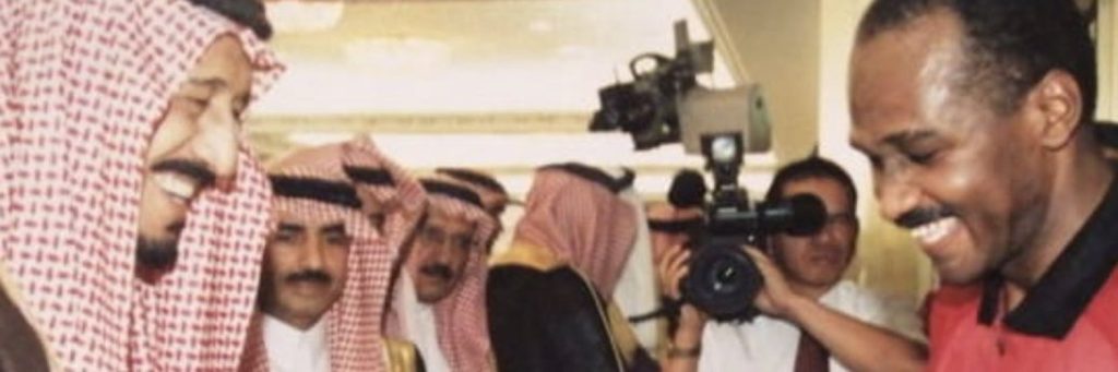 علي المطلق مع خادم الحرمين الملك سلمان بن عبد العزيز