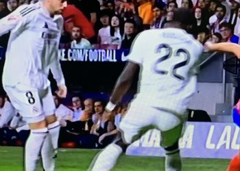 فيديو| شغب جماهيري يوقف ديربي ريال مدريد والأتلتيك