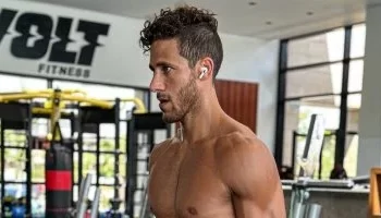 رمضان صبحي يستعرض عضلاته – صور