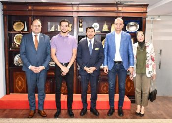 وزير الشباب والرياضة يلتقي البطل الأولمبي محمد السيد