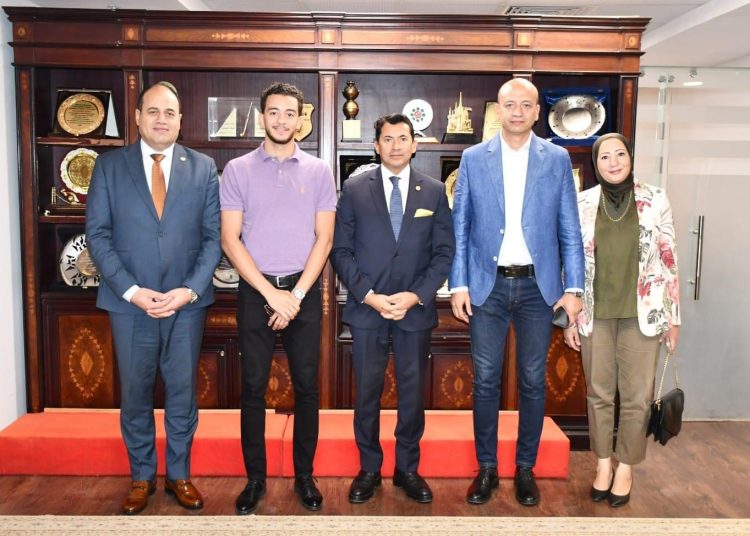 وزير الشباب والرياضة يلتقي البطل الأولمبي محمد السيد