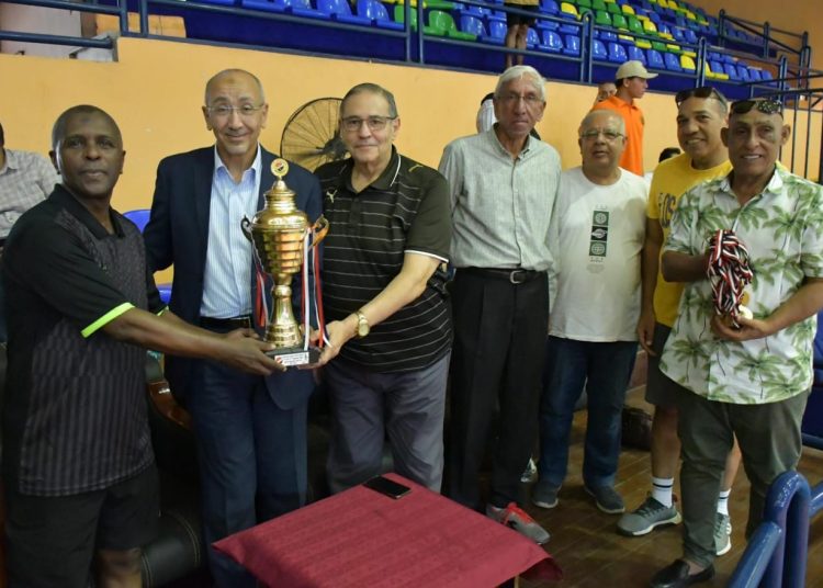 هارون واسماعيل يوزعان جوائز علي الفائزين بدوري الشركات