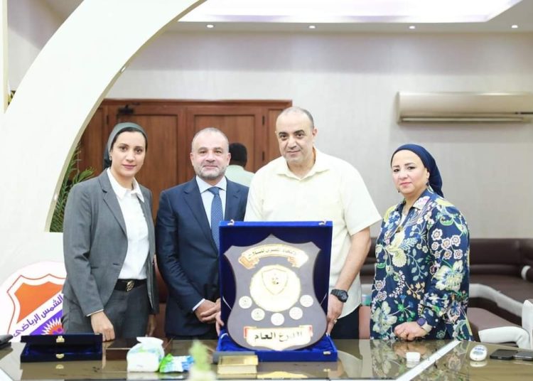 الحسيني يسلم الدرع العام لـ السلاح إلى نادي الشمس