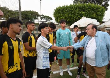 رئيس المقاولون والمشرف على الكرة يحفزان فريق 2007