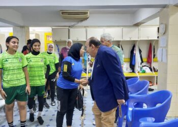 رئيس نادي المقاولون العرب يجتمع بفريق الكرة النسائية