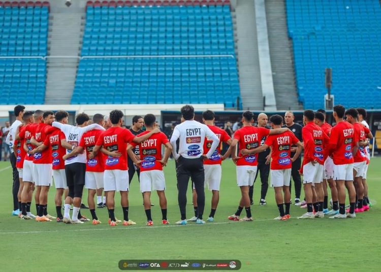 لاعبو المنتخب يؤدون صلاة الجمعة بالفندق