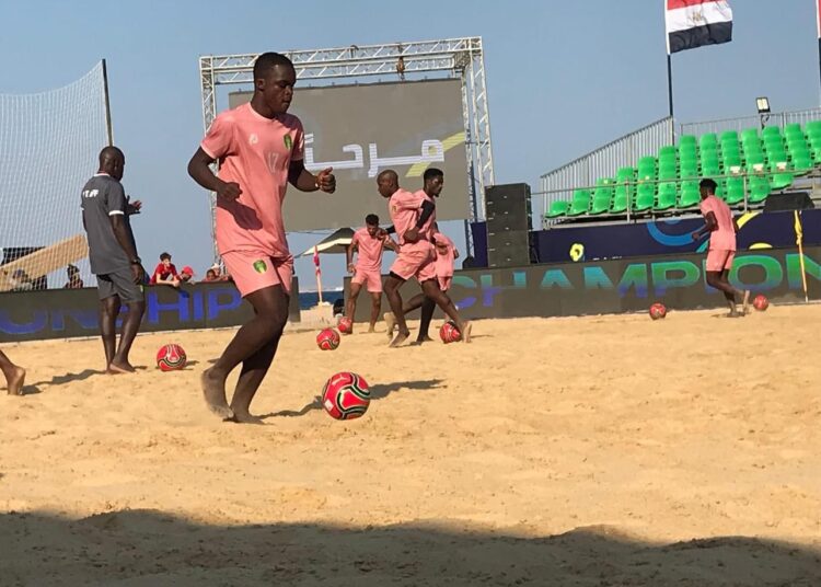 المنتخبات المشاركة بكأس الأمم للكرة الشاطئية تخوض تدريباتها على الملعب الرئيسي