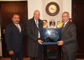 العريان يسلم الأكاديمية العربية للعلوم والتكنولوجيا جائزة الاتحاد الدولي لأفضل بطولة عالم تسويقيا