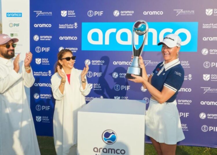سفيرة جولف السعودية تشارلي هال تتوج بلقب سلسلة أرامكو للفرق