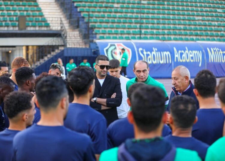 كامل أبو علي يساند لاعبي المصري..قبل لقاء الزمالك