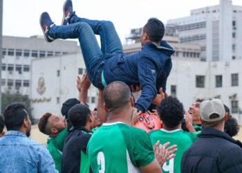 عبد الحليم علي مرفوعاً علي الأعناب