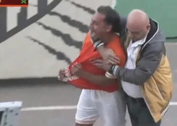 شاهد خناقة بين لاعبي المنصورة وبعض الجماهير