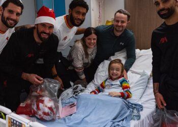 “محمد صلاح بزي بابا نويل في زيارة إنسانية لمستشفى أطفال ليفربول”