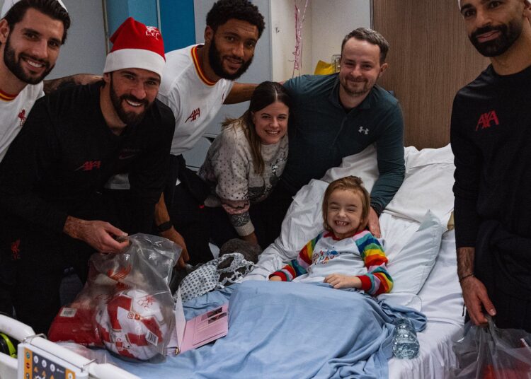 “محمد صلاح بزي بابا نويل في زيارة إنسانية لمستشفى أطفال ليفربول”