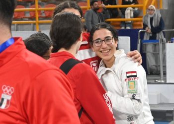 فرح محفوظ تدخل الأربعة الكبار وتضمن ميدالية لمصر بكأس العالم لسيف المبارزة للناشئات