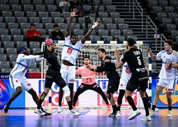 “أحفاد الفراعنة يخسرون بصعوبة أمام الديوك الفرنسية في ملحمة مونديال اليد”