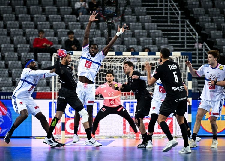 “أحفاد الفراعنة يخسرون بصعوبة أمام الديوك الفرنسية في ملحمة مونديال اليد”