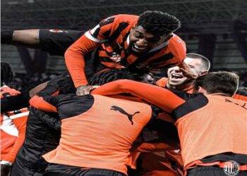 ميلان يتوج بكأس السوبر الإيطالي بعد فوز مثير على إنتر ميلان في الرياض