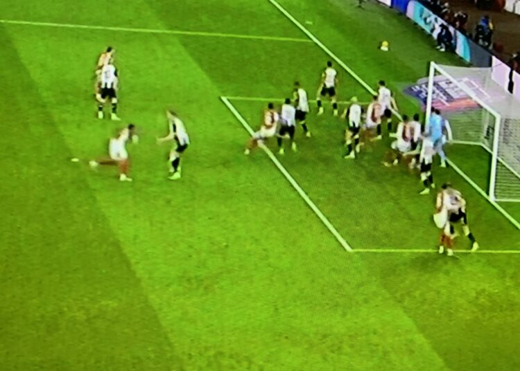 إيزاك يقود نيوكاسل لفوز ثمين على آرسنال في كأس الرابطة