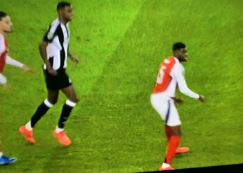 المباراة وصلت للدقيقة 15 صراع القمة آرسنال ونيوكاسل يونايتد يتنافسان على نهائي كأس الرابطة الإنجليزية