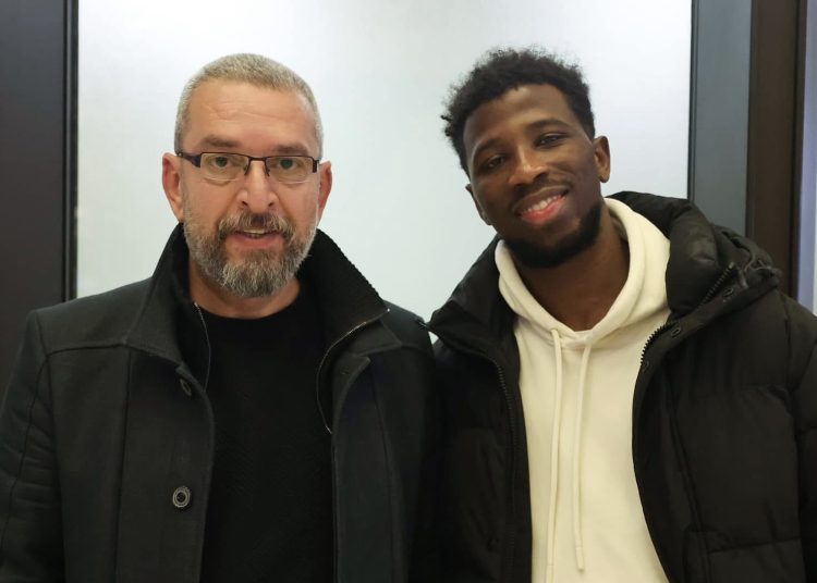 الفيصلي يعزز صفوفه.. الشيخ عمر تراوري يصل إلى العاصمة عمان