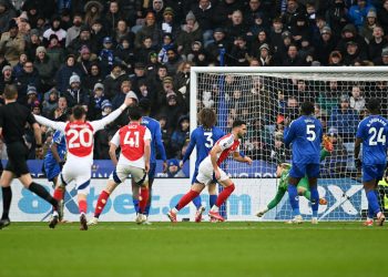 أرسنال يواصل الضغط في صراع القمة بفوز ثمين على ليستر سيتي